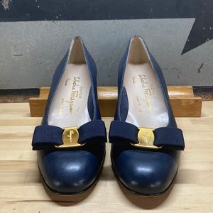 VINTAGE BOUTIQUE SALVADORE FERRAGAMO BLOCK HEEL SIZE: 9